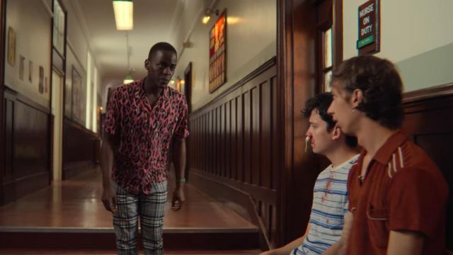 La chemise léopard de Eric Effoing (Ncuti Gatwa) dans Sex Education (S02E01)