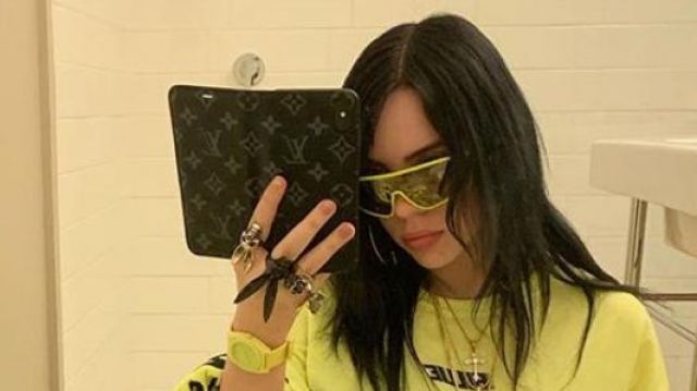Iphone XS Max Fo­lio worn by Billie Eilish in Billie Eilish - Funny Moments