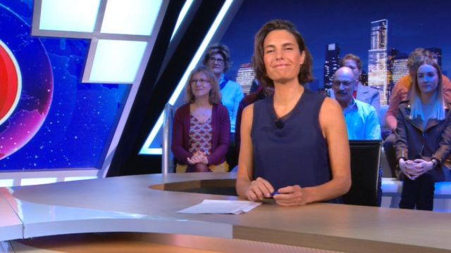 Le top marine satiné de Alessandra Sublet dans C'est Canteloup