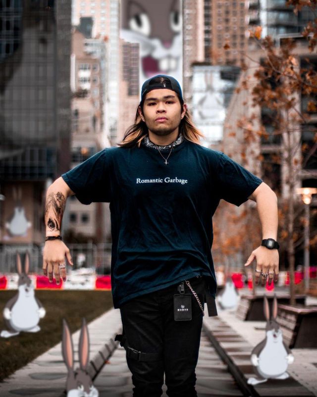 The jeans' chain of Christian Villanueva on the Instagram account @christianvui