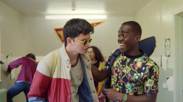 Le t-shirt à fleurs de Eric Effoing (Ncuti Gatwa) dans Sex Education (S02E07)