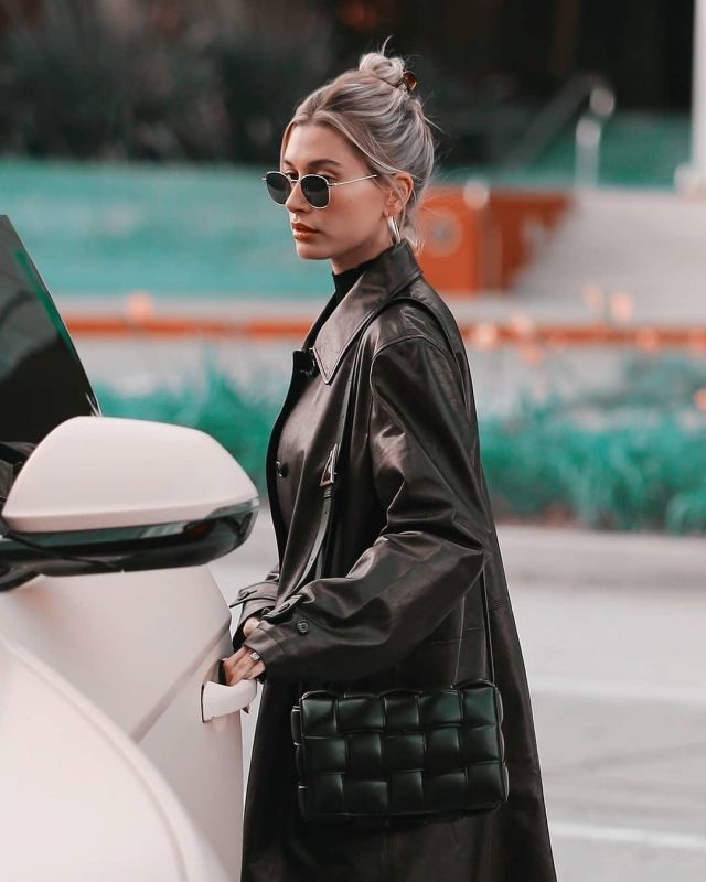 Bottega veneta® Black Leather Cross­body Bag of Hailey Baldwin on the Instagram account @haileybieber January 19, 2020