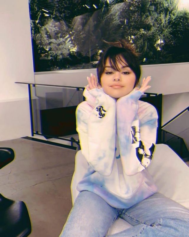 Levi's Blue Al­tered Wide Leg of Selena Gomez on the Instagram account @selenagomez January 19, 2020
