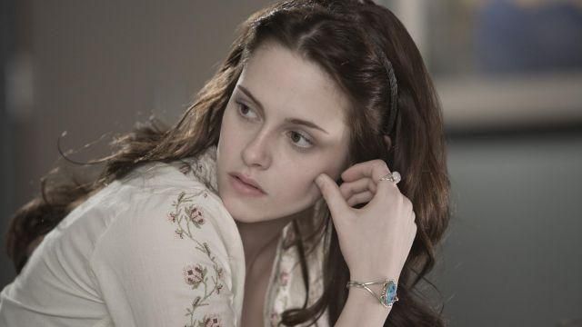 The white blouse with flowers, Lucky Brand worn by Bella Swan (Kristen Stewart) in the film Twilight, chapitre 1 : Fascination