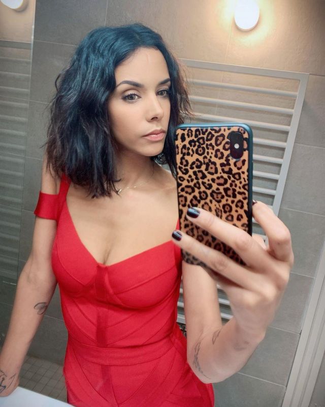 La Robe Rouge De Shym Sur Le Compte Instagram De Instashym Spotern