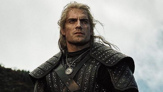Medallion of Geralt of Rivia (Henry Cavill) in The Witcher (S01E01)