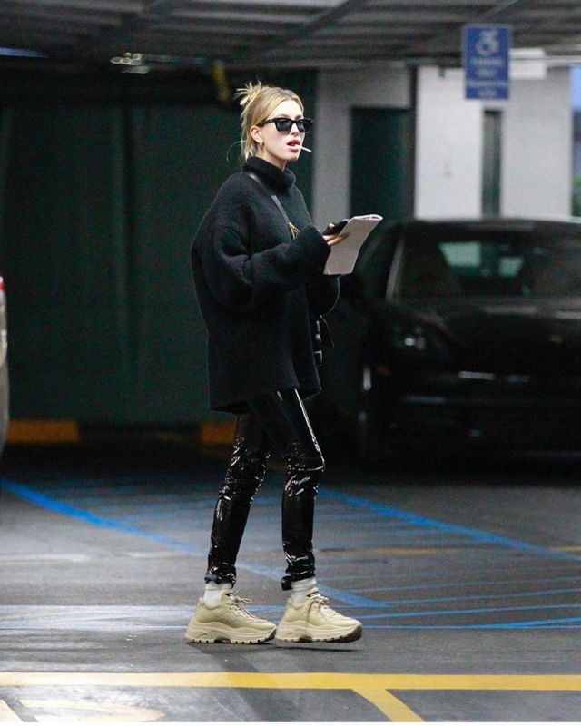 Ray Ban Stan­dard Clas­sic Way­far­er Po­lar­ized Sun­glass­es worn by Hailey Baldwin with Justine January 21, 2020