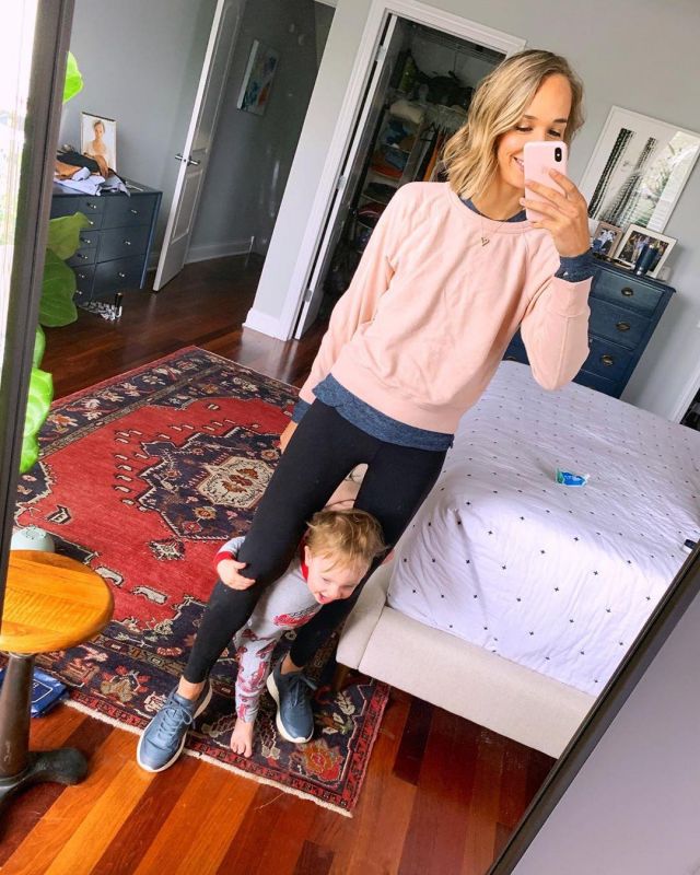 Everlane Pink Sweater of Blair Staky on the Instagram account @thefoxandshe