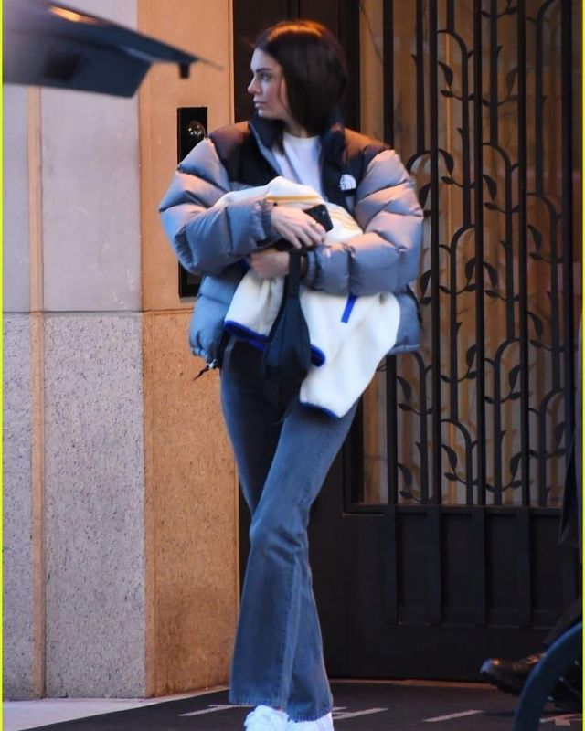 Yeezy Délavé Foncé Jeans portés par Kendall Jenner Manhattan 20 janvier 2020