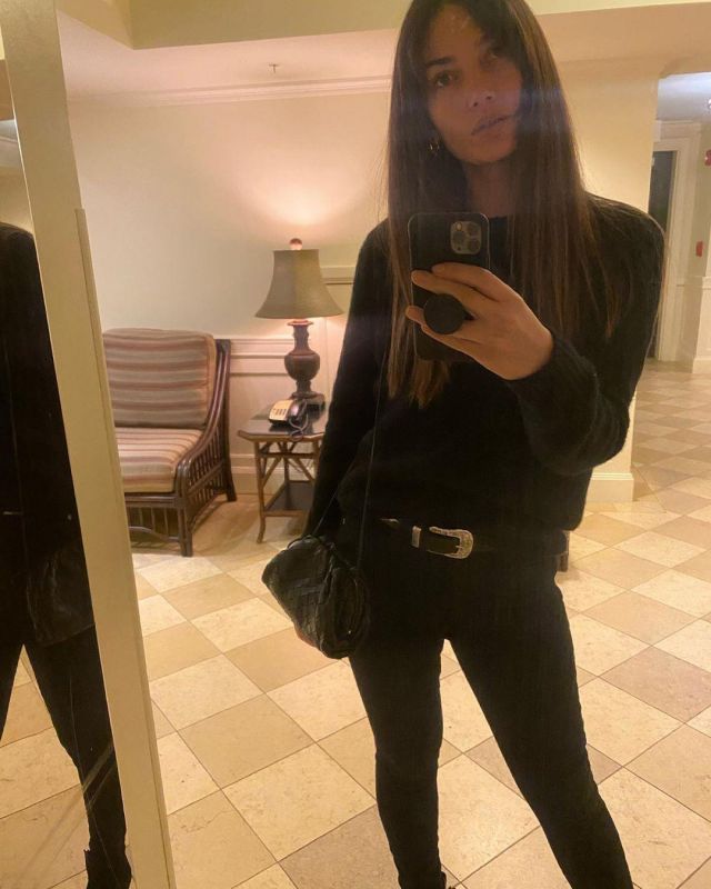 Popsockets Col­lapsi­ble Grip & Stand for Phones and Tablets used by Lily Aldridge Instagram January 21, 2020