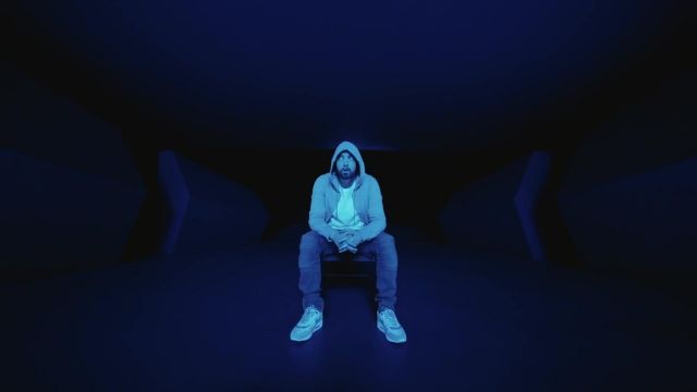 Sneakers white Eminem in Eminem - Darkness (Official Video)
