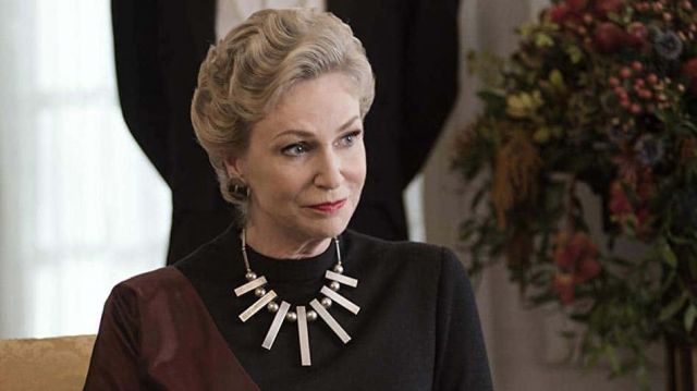 Collar usado por Sophie Lennon (Jane Lynch) en The Marvelous Mrs. Maisel (S01E07)