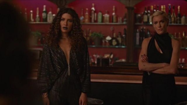 Foulard noir du Cou de la Combi porté par Laurel Lance (Katie Cassidy) dans Arrow Saison 8 Épisode 9