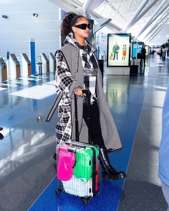 Bottega Veneta La Poche Intrecciato Embrayage portés par Rihanna Aéroport JFK 21 janvier 2020