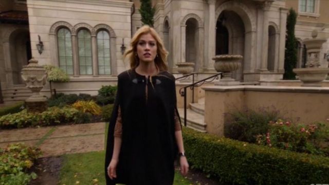 Cape noire porté par Mia Smoak (Katherine McNamara) dans Arrow Saison 8 Épisode 9
