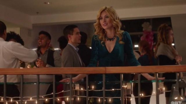 Bleu Robe de Velours porté par Mia Smoak (Katherine McNamara) dans Arrow Saison 8 Épisode 9