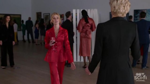 Rouge Pantalon de Costume porté par Mia Smoak (Katherine McNamara) dans Arrow Saison 8 Épisode 9