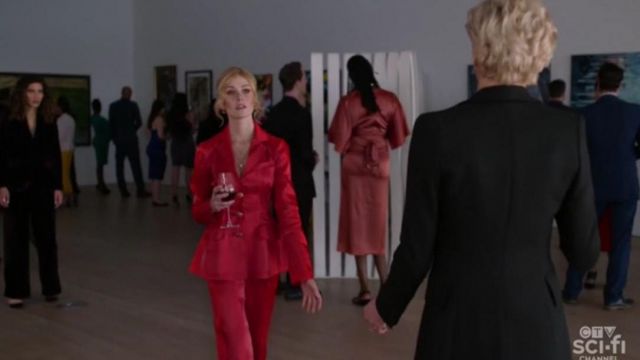 Rouge Blazer porté par Mia Smoak (Katherine McNamara) dans Arrow Saison 8 Épisode 9