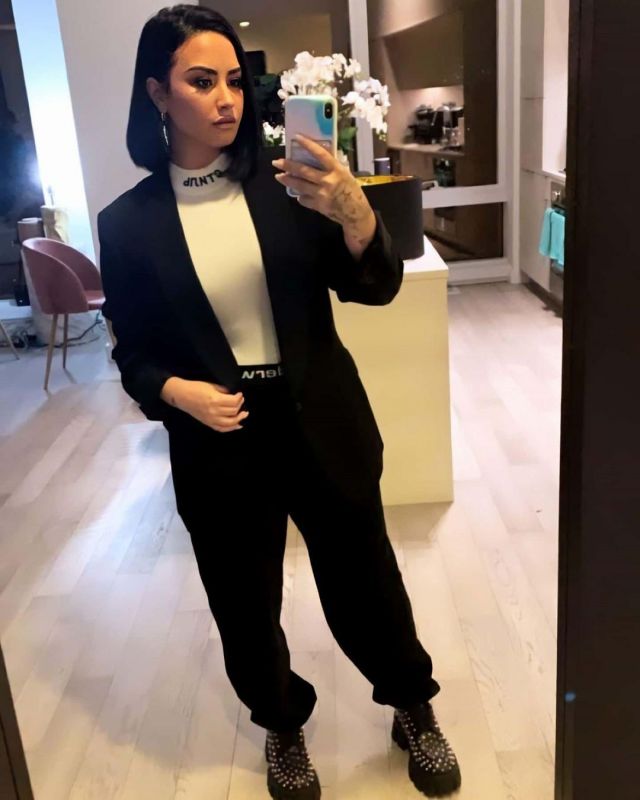 Alexander Wang Lo­go Band Cor­duroy Trousers worn by Demi Lovato Instagram Story January 21, 2020