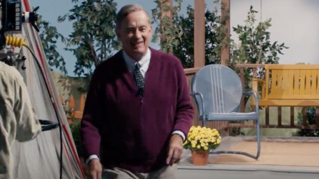 Gilet bordeaux of Fred Rogers (Tom Hanks) in A friend special