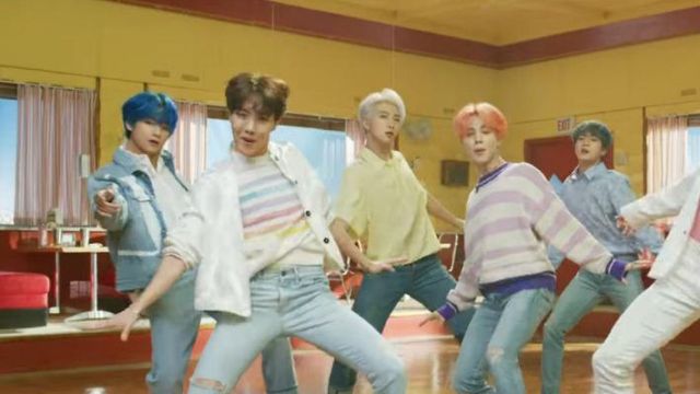 Blue Baggy Fit Jeans worn by Kim Taehyung in BTS (방탄소년단) '작은 것들을 위한 시 (Boy With Luv) feat. Halsey' Official MV