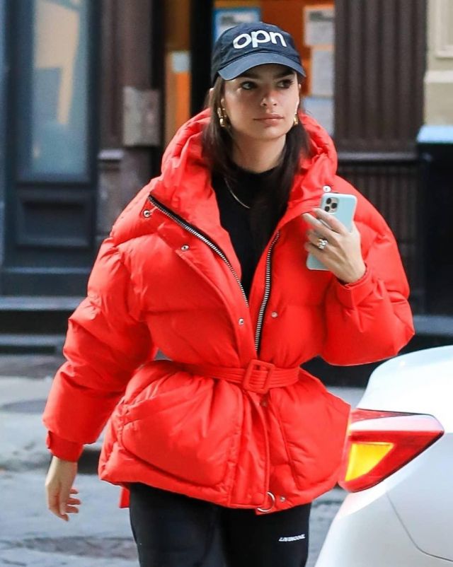 Ienki ienki Red Belt­ed Puffer Jack­et of Emily Ratajkowski on the Instagram account @emrata January 24, 2020