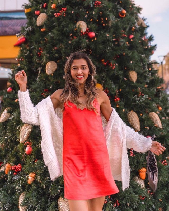 Ex­press Cardi­gan of Jyo on the Instagram account @jyo_shankar