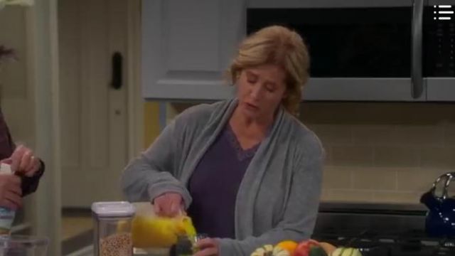 Pourpre Col en V Pyjama porté par Vanessa Baxter (Nancy Travis) dans Last Man Standing Saison 8 Épisode 7