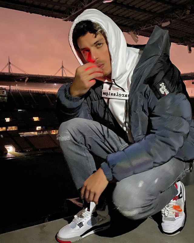 Jean gris de Prime sur le compte Instagram de @primetimefut