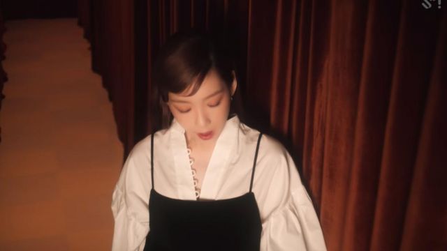 Chemise blanche portée par Taeyeon dans son 태연 '내게 들려주고 싶은 cheval (pauvre de Moi)" Music video