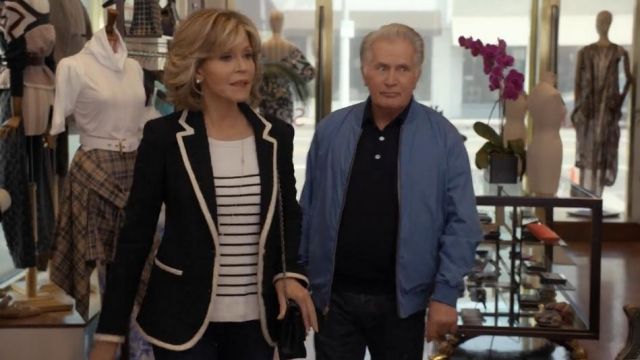 Garniture blanche blazer porté par la Grâce Hanson (Jane Fonda) dans la Grâce et Frankie (S03E09)