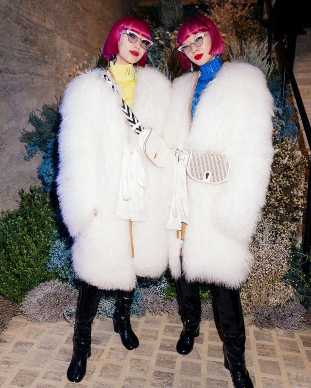 El abrigo de piel blanca de Aya Suzuki en la cuenta de Instagram @ayaxxamiaya