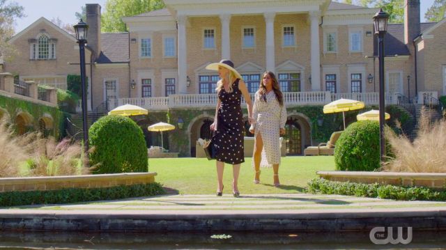 Noir Sac à main d'Alexis Carrington (Elaine Hendrix) dans Dynastie (S03E10)