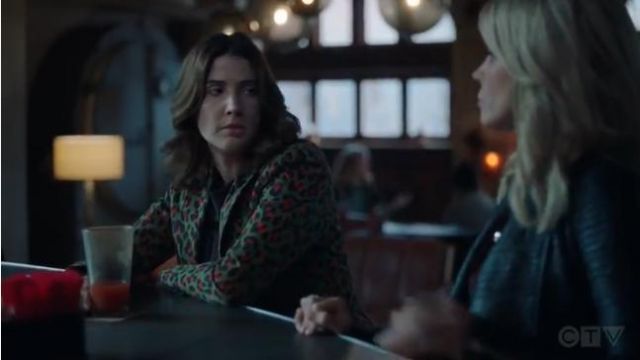 Green Blazer worn by Dex Parios (Cobie Smulders) in Stumptown Season 1 Episode 12