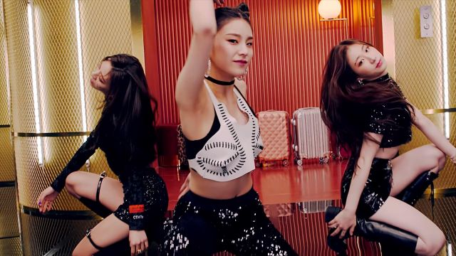 Cropped top in White worn by Hwang Ye-ji in ITZY "달라달라(DALLA DALLA)" M/V