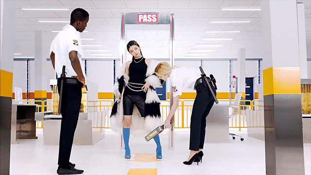Genou Hautes Chaussettes de Bottes portées par Hwang Ye-ji dans ITZY "달라달라(DALLA DALLA)" M/V