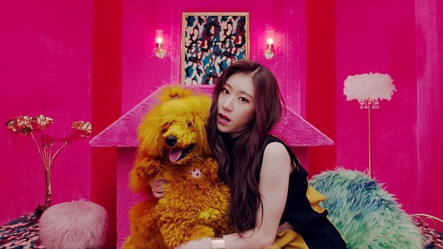 Ver­ti­cal Blocks Knit Sweater worn by Chaeryeong in ITZY "달라달라(DALLA DALLA)" M/V