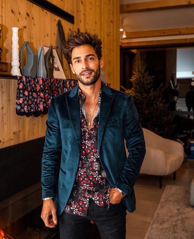 Le blazer en velours de Raphaël Spezzotto-Simacourbe sur le compte Instagram de @rsimacourbe