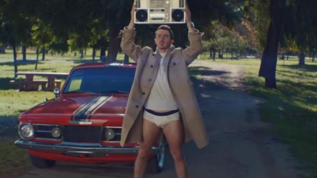Abrigo camello de 4 botones de Kevin Jonas en Jonas Brothers - What A Man Gotta Do (Video Oficial)