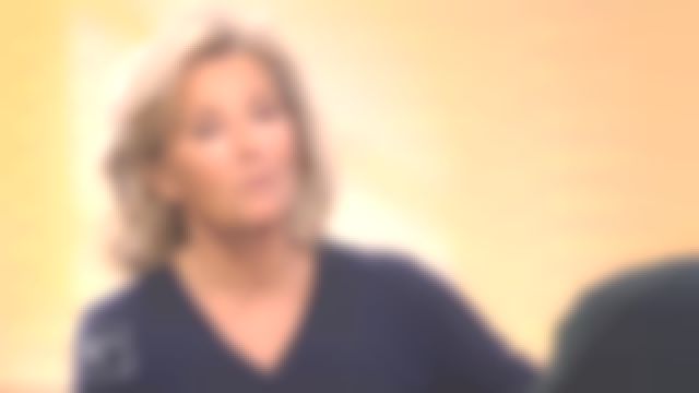 Le pull col v 100% cachemire bleu nuit de Claire Chazal dans Passage des Arts le 27.01.2020