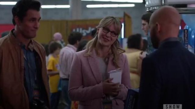 Chaqueta Dickey Rosa usada por Kara Danvers (Melissa Benoist) en Supergirl Temporada 5 Episodio 11