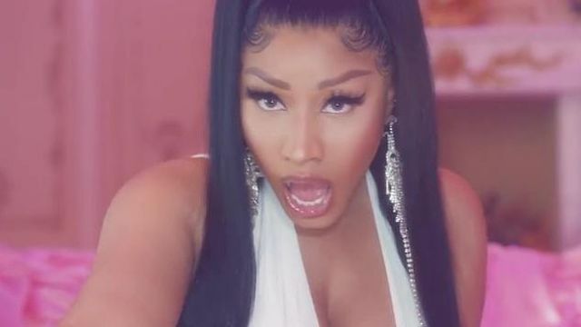 Long lustre en cristal de boucles d'oreilles de Nicki Minaj dans KAROL G, Nicki Minaj - Tusa