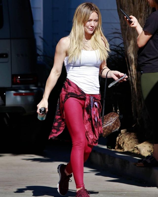 Louis Vuitton Palm Springs Mono­gram Back­pack worn by Hilary Duff Los Angeles January 28, 2020