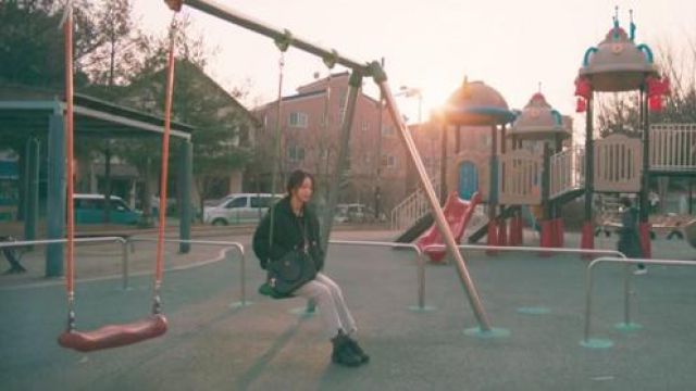 Haut Lieu Recadrée Jeans usés par Ji Soo-hyun (Han Ye-seul) dans la Grande Question de l'Épisode 2