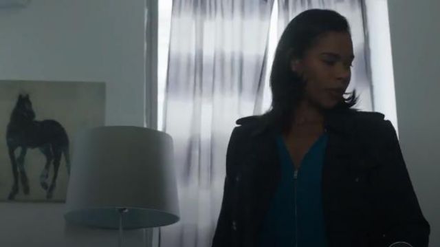 Bleu Zip Avant Chemisier porté par Sheryll Barnes (Roxy Sternberg) dans FBI: most Wanted Saison 1 Épisode 4