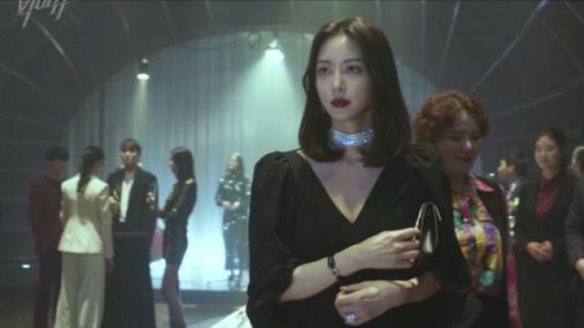 Noir Col V Drapé de la Robe portée par Ji Soo-hyun (Han Ye-seul) dans le Gros Problème de l'Épisode 7
