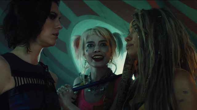 The blonde wig to quilt pink and blue with Harley Quinn (Margot Robbie) in Birds of Prey and the fantabuleuse history of Harley Quinn