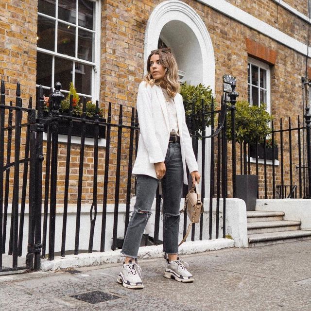 H&M Jack­et In White of Charlotte Olivia on the Instagram account @iamcharlotteolivia