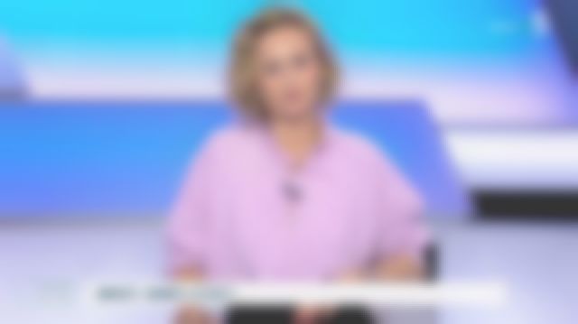 La blouse à col volanté,  boutonnière sur le devant, col à fronces de Caroline Roux dans C dans l'air le 30.01.2020