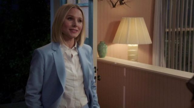 Chaqueta de traje azul cielo de Eleanor Shellstrop (Kristen Bell) en The Good Place (S04E02)